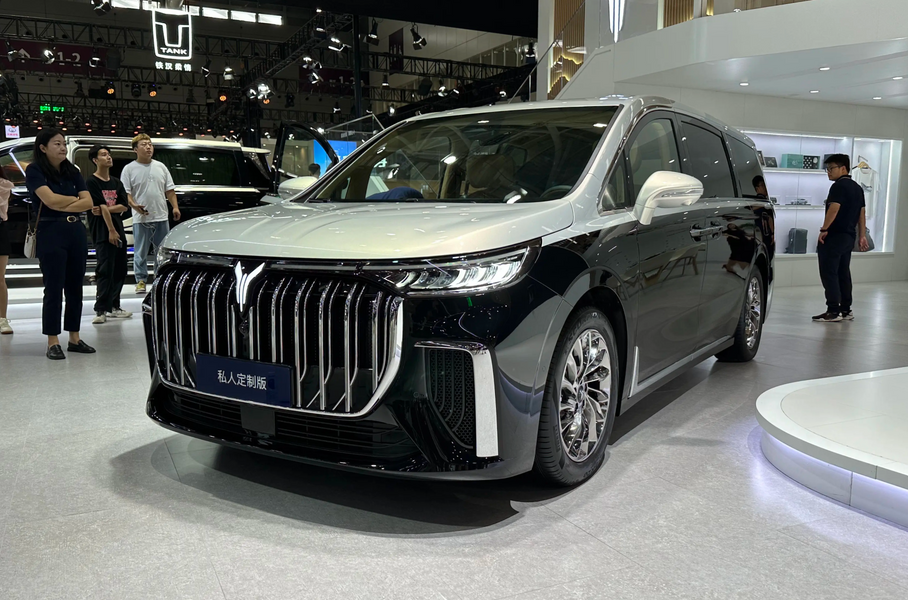 У минивэна Voyah появилась ультрароскошная версия с огромным экраном-кинотеатром