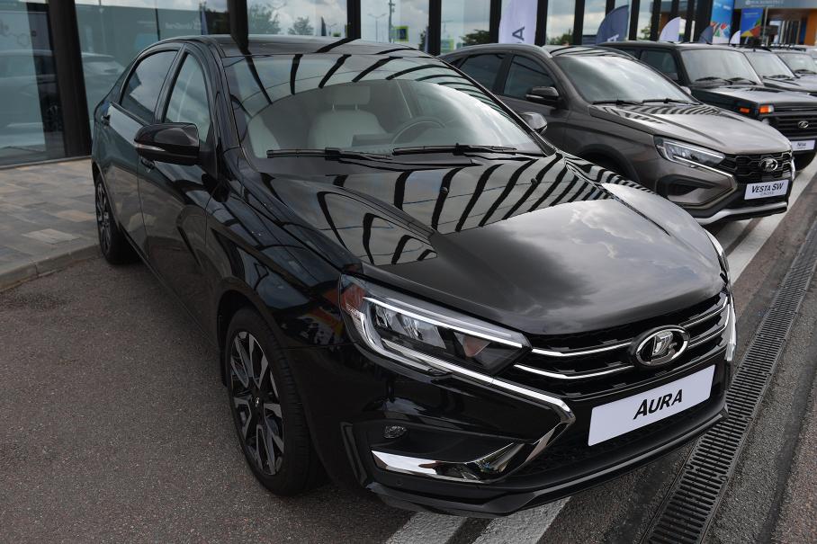 Стало известно, когда госслужащих пересадят на Lada Aura