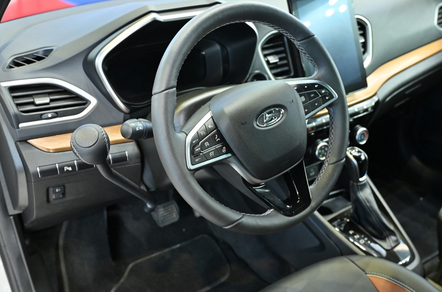 АвтоВАЗ представил Lada Vesta с ручным управлением