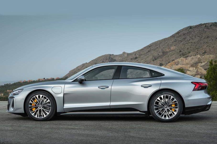 925 сил, 0−100 за 2,5 секунды: раскрыт обновленный Audi e-tron GT