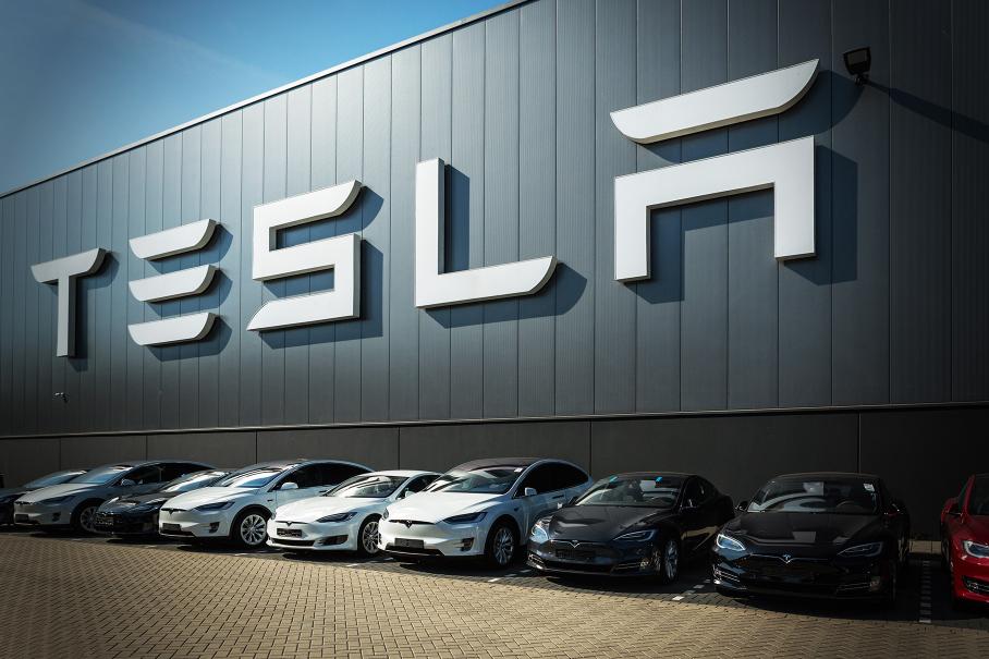 Tesla готовит три новых электрокара