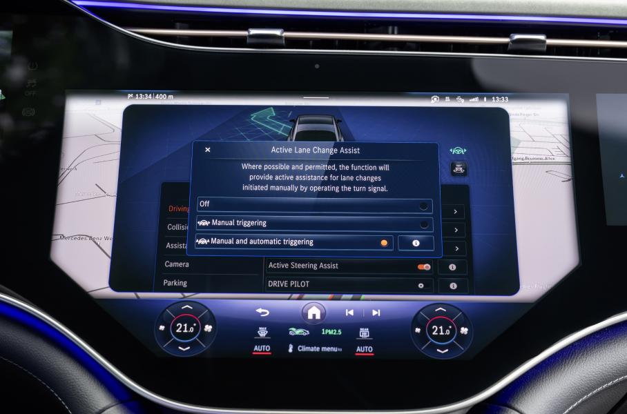 Автомобили Mercedes-Benz научатся автоматически менять полосу движения