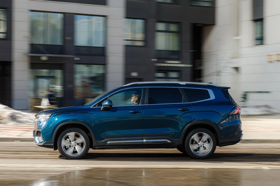 Субъективно и по замерам подручными средствами Okavango разгоняется скорее за средние 8 секунд, нежели за заявленные высокие 9. Косвенно это подтверждается и глобальными, а не российскими официальными характеристиками — там указаны 7,9 секунды. В любом случае, динамики кроссоверу достаточно