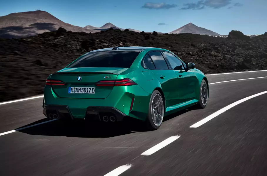 Гибридный суперседан BMW M5, Bentley Continental GT нового поколения и обновленный Volkswagen Golf R: главное за неделю