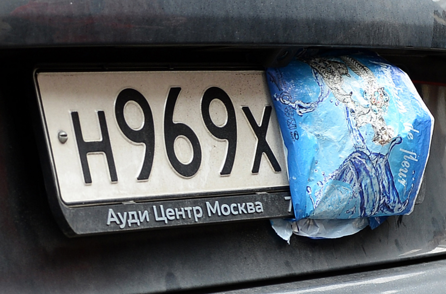 Водителей не будут лишать прав за скрытые номера на парковке
