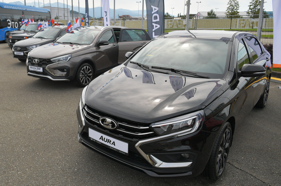 Власти стали закупать больше отечественных автомобилей