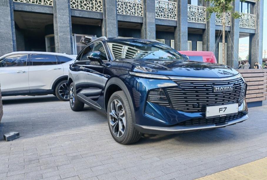 Haval готовится к запуску нового F7: автомобили уже в России