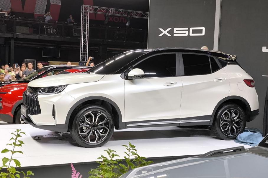 В России представили кроссовер Jetour X50 дешевле Haval Jolion