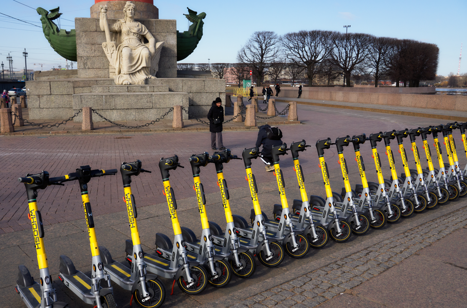 В центре Санкт-Петербурга запретили парковку электросамокатов