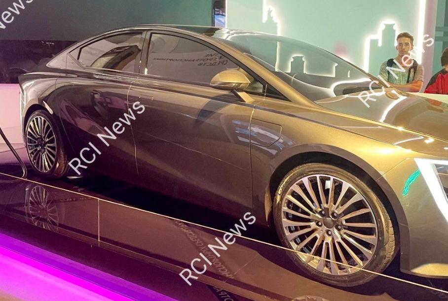 В Москве показали электрокар «Молния» российской разработки