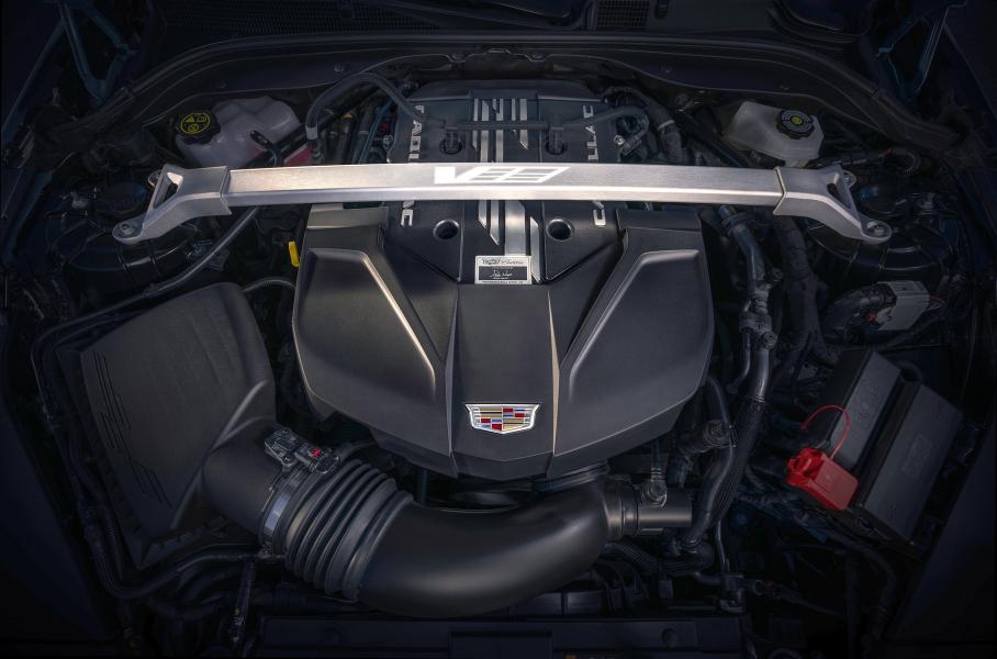 Компрессорный мотор V8 6.2 собирают вручную на небольшом производстве «Performance Build Center» в Боулинг Грин: по соседству делают Chevrolet Corvette. На корпусе интеркулера в развале двигателя — табличка с именем и подписью ответственного мастера-моториста