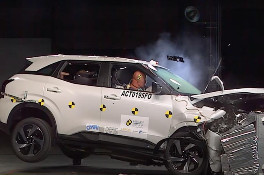 Посмотрите, как бюджетный кроссовер Mitsubishi справился с краш-тестом