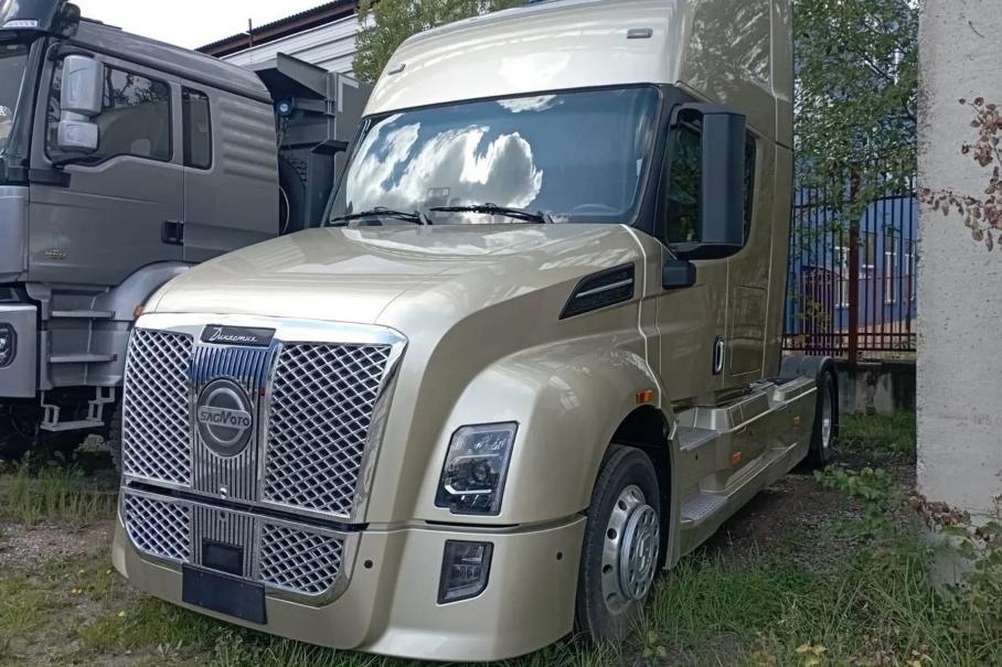 Капотный тягач Shacman с большим спальником: российская цена