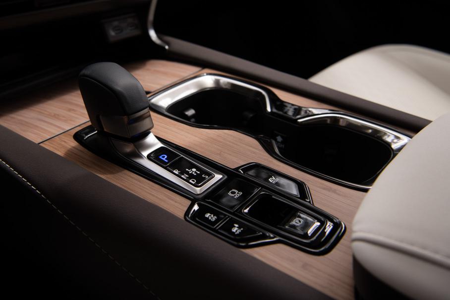 Новый Lexus RX: насколько консервативна базовая версия?