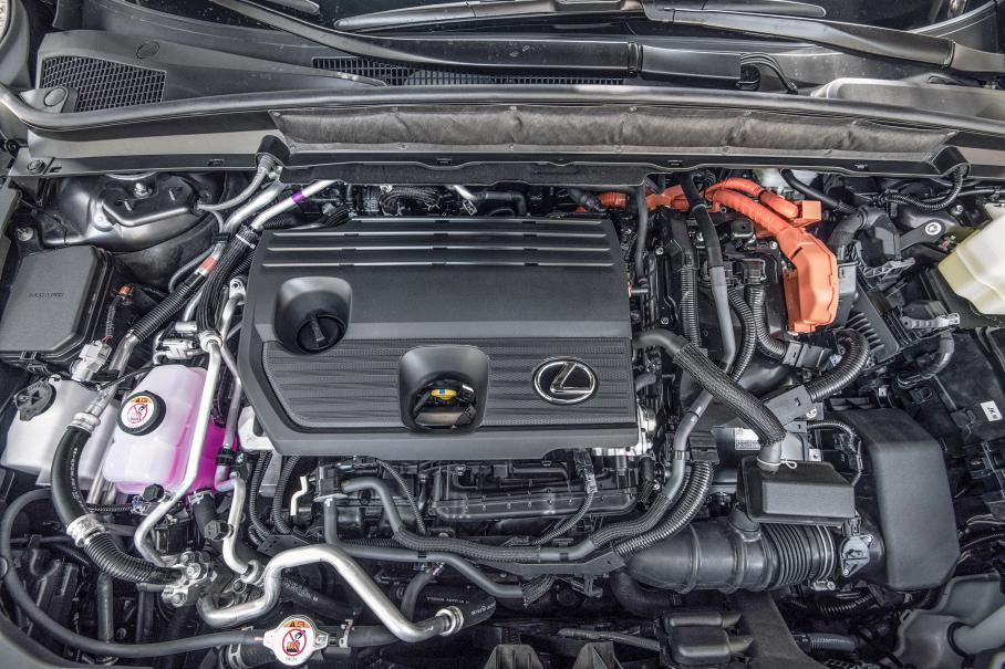 Новый Lexus RX: насколько консервативна базовая версия?