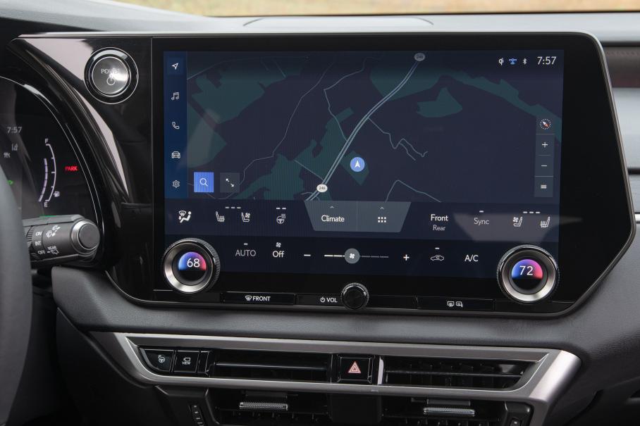 Новый Lexus RX: насколько консервативна базовая версия?