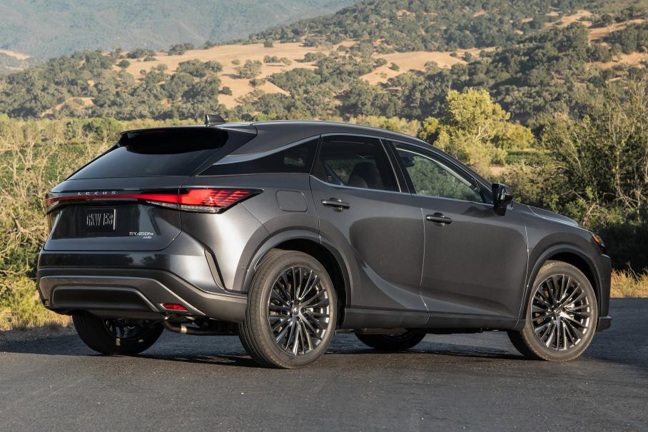 Новый Lexus RX: насколько консервативна базовая версия?