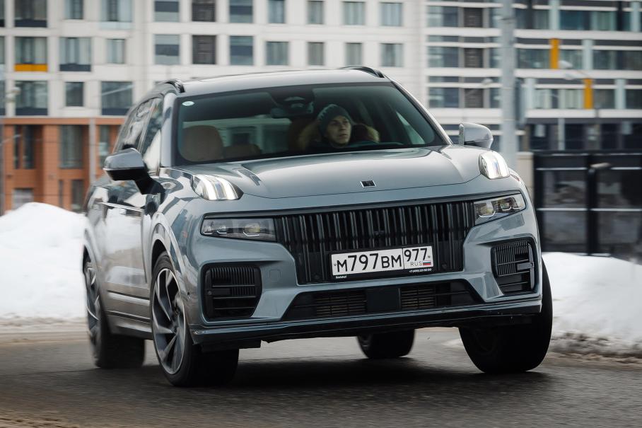 Управляемость достойная для таких габаритов и массы: на руле присутствует оптимальный объём обратной связи, а реакции шасси предсказуемые и точные