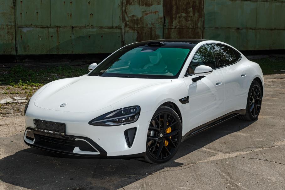 SU7, как и любое устройство производства Xiaomi, можно интегрировать в общую цифровую экосистему. Речь не только об управлении функциями автомобиля со смартфона: прямо на ходу вы можете, например, задать температуру в своем «умном доме» или отдать приказ роботу-пылесосу. Но это пока актуально только для «белого» китайского рынка.