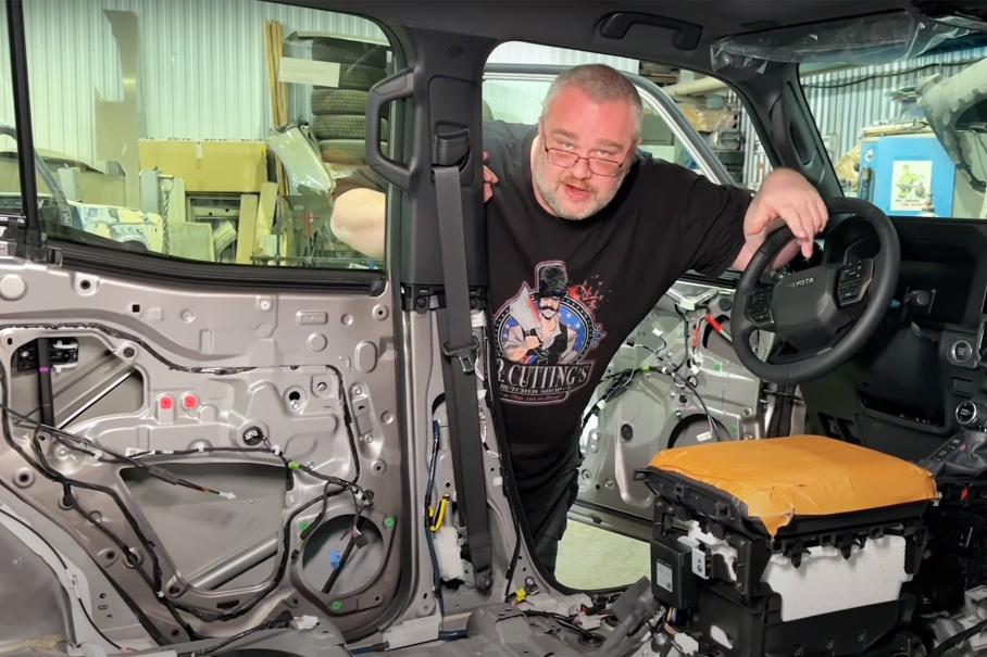 Видео: из чего сделан салон нового Toyota Land Cruiser 250