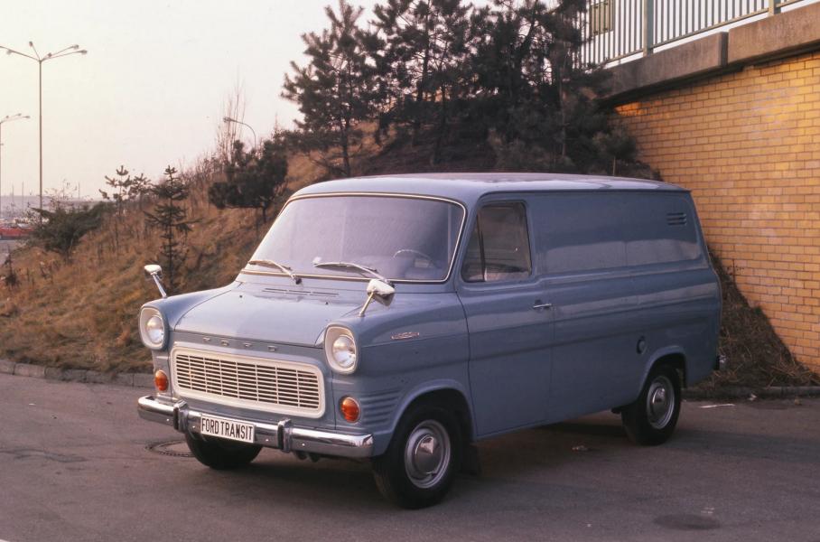 Ford Transit первого поколения оснащался бензиновыми V-образными «четвёрками» объёмом 1,3-2,0 литра или дизельными рядными «четвёрками» объёмом 1,8 и 2,4 литра. Кроме того, мелкими сериями для полиции и скорой помощи собирали машины с двигателем V6 3.0