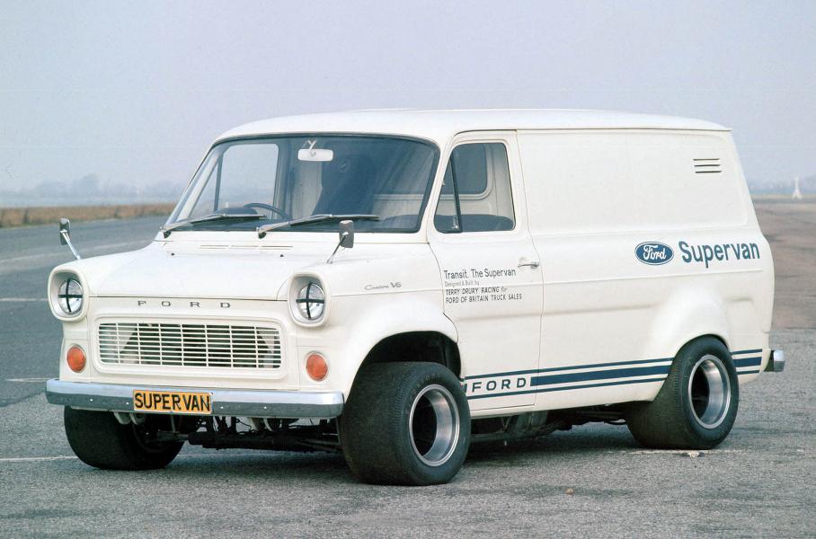 Фотография Ford Supervan, прилагавшаяся к оригинальному пресс-релизу 1971 года. Один из мифов, окружающих Supervan — что это суперкар Ford GT40 в обличии фургона Ford Transit. На самом деле, шасси взяли от Cooper Monaco, а от GT40 заимствовали силовой агрегат