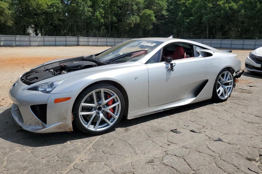 Разбитый суперкар Lexus пустят с молотка за 65 миллионов рублей