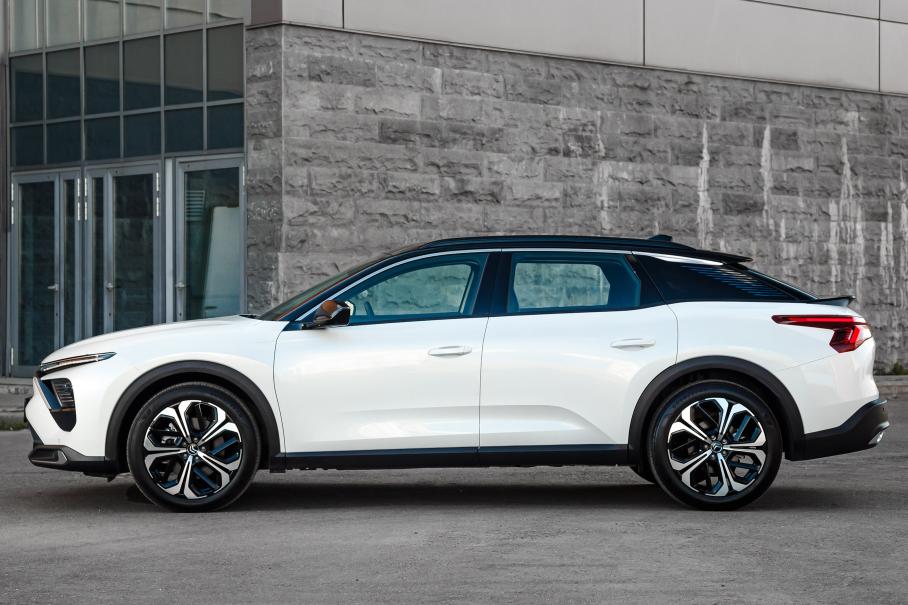 Клиренса 18 см достаточно для того, чтобы даже с передним приводом периодически парковаться зимой в снежной каше. Но геройствовать в расчете на то, что на борту автомат, а не робот, не следует — эта коробка Aisin не отличается большим запасом прочности