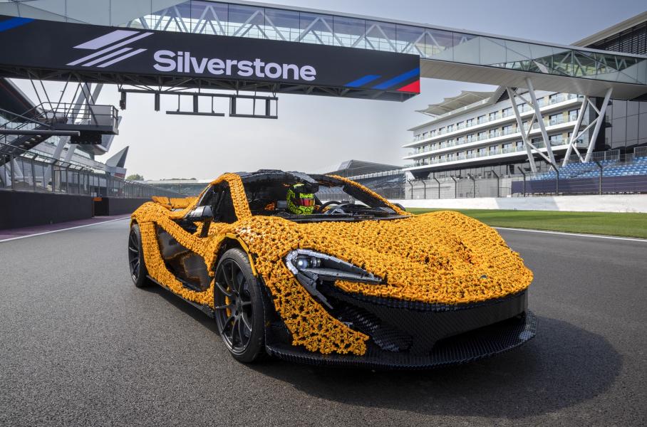 McLaren построил копию P1 из Lego и проехал на нём по гоночному треку