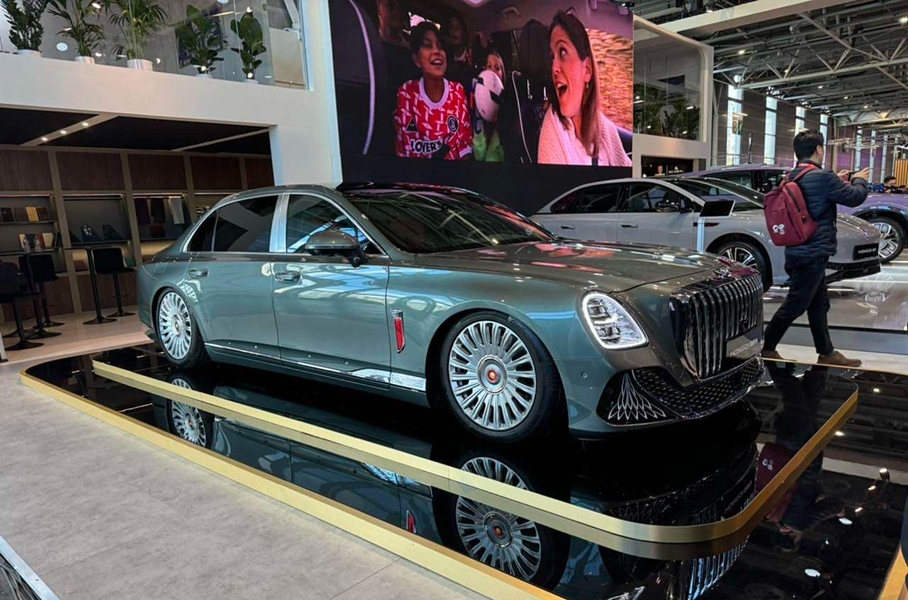В Париже показали серийный Hongqi L1, который привезут в Россию