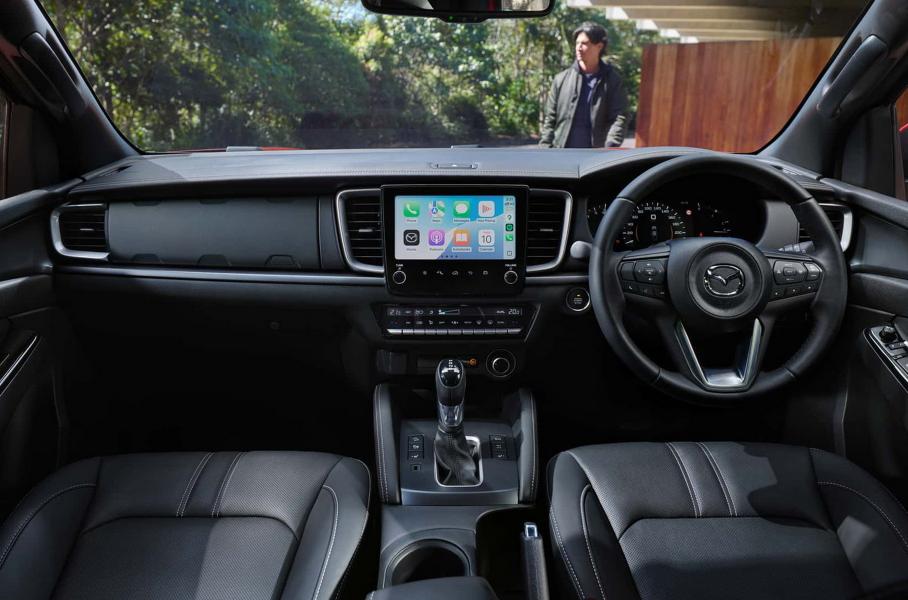 Рамный пикап Mazda BT-50 обрел огромный лейбл и новый салон