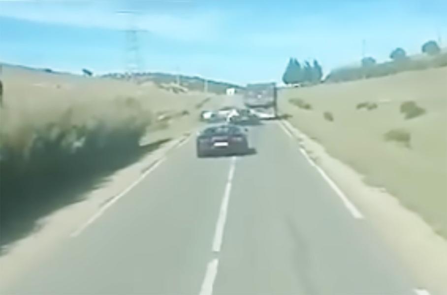 Два Bugatti Chiron врезались друг в друга во время обгона грузовика