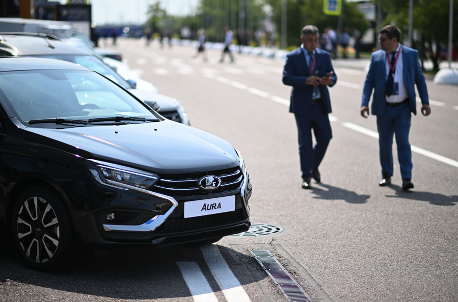Госкомпании стали закупать больше автомобилей Lada