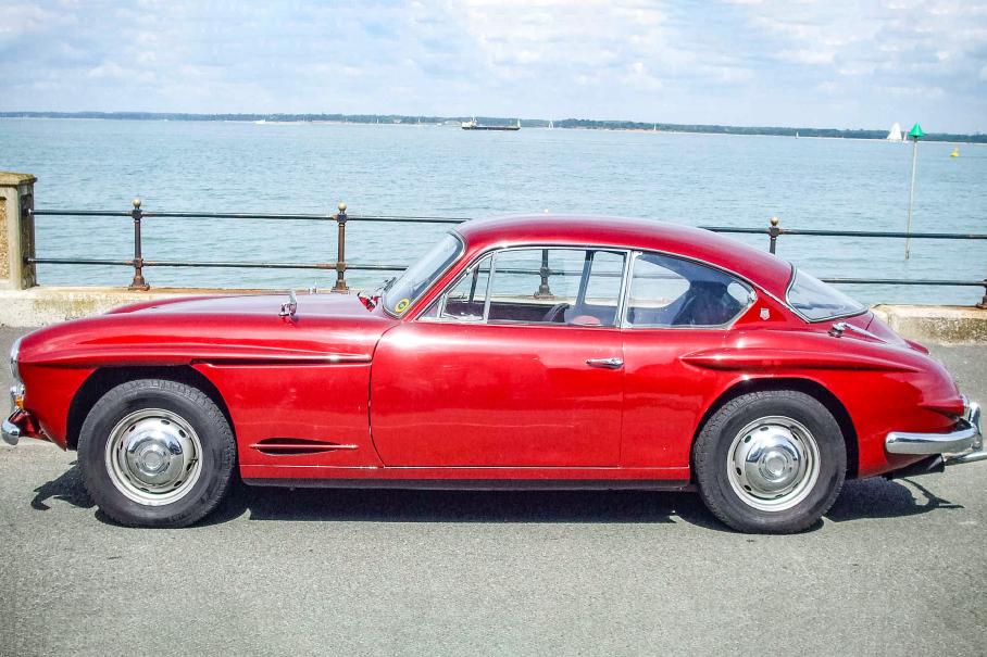 В облике Jensen 541 явно читаются параллели с Mercedes-Benz 300 SL и AC Ace — но это, скорее, совпадение. Ace появился лишь на год раньше «Дженсена», а с дорожной версией «Крыла чайки» с ее характерными наплывами над колесами они вообще ровесники. Интереснее другое: И первый Interceptor, и 541, и последующий С-V8 рисовал один и тот же человек — британец Эрик Нил. И до чего же разные машины у него получились!