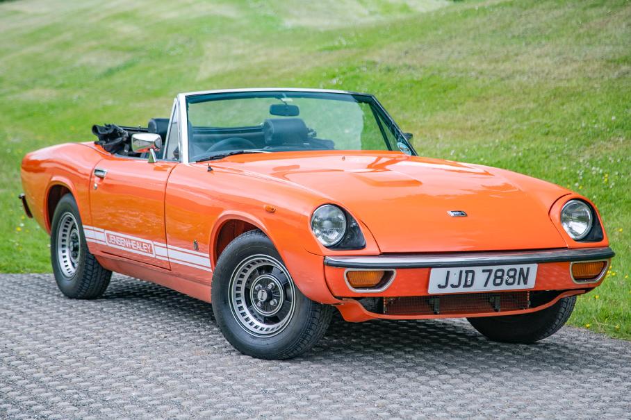 Фамилия Дональда Хили появилась в этой истории неслучайно. Дело в том, что именно на заводе Jensen выпускался культовый родстер Austin-Healey 3000 — и, когда ему потребовалась замена, привлечь компанию еще и к разработке казалось хорошей идеей. В проект был глубоко вовлечен и Кьелл Квале, но тут его деловое чутье дало фатальный сбой: двигатели Lotus он покупал без гарантии, экономя по 300 фунтов на каждом. И в этом случае скупой заплатил даже не дважды, а банкротством всей компании.