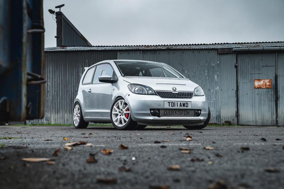 Миниатюрную Skoda с 280-сильным мотором продают по цене двух айфонов