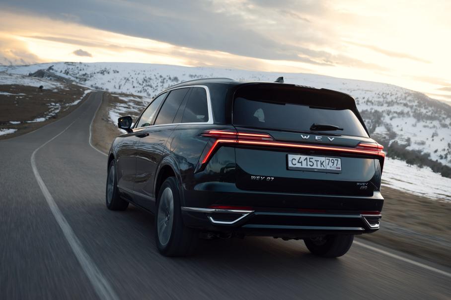 Регулируемая рекуперация позволяет беречь в горах тормоза и заодно получать весомый «кэшбек» электроэнергии. Настроена хорошо, работает эффективно — надо лишь помнить, что функция недоступна при полностью заряженной батарее (ибо куда тогда запасать электричество?)