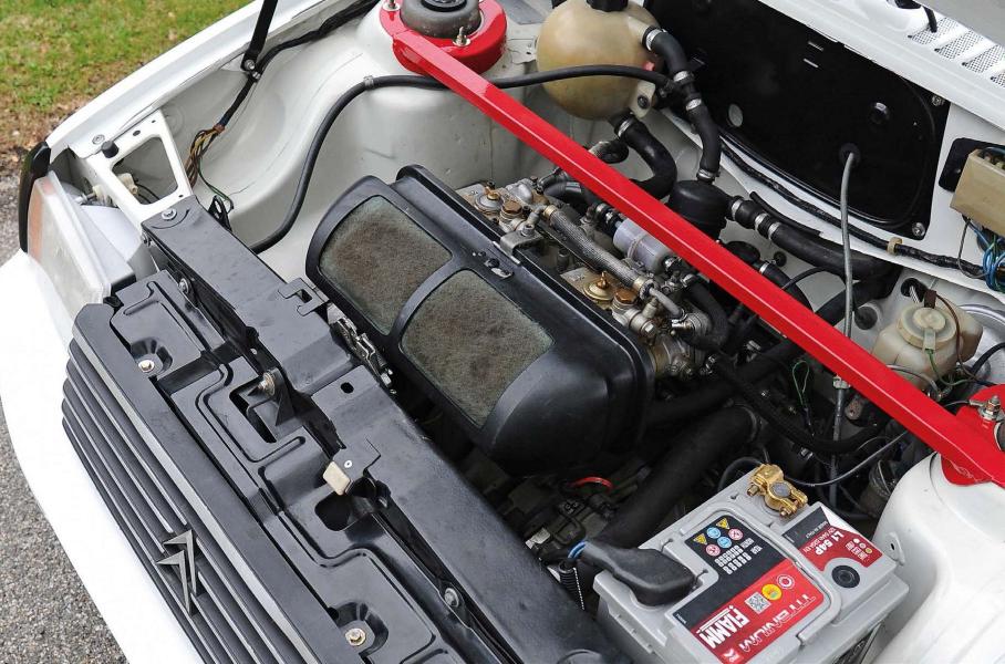 Под капотом толком ничего не видно: блок из пары карбюраторов и воздушного фильтра практически целиком закрывает наклонённый назад двигатель