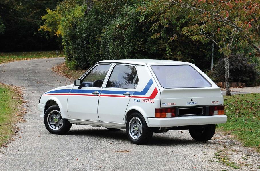 Citroën Visa Trophée можно издали узнать по белой окраске с красно-синими декалями и круглым колёсным аркам с выступающей кромкой. На обычных хэтчбеках расширения нет, а заднее колесо прикрыто скошенной аркой. А другие «заряженные» версии отличаются отдельными надставками на крыльях. Для самых непонятливых на пластиковой пятой двери написано: «Трофей Виза, группа Б»