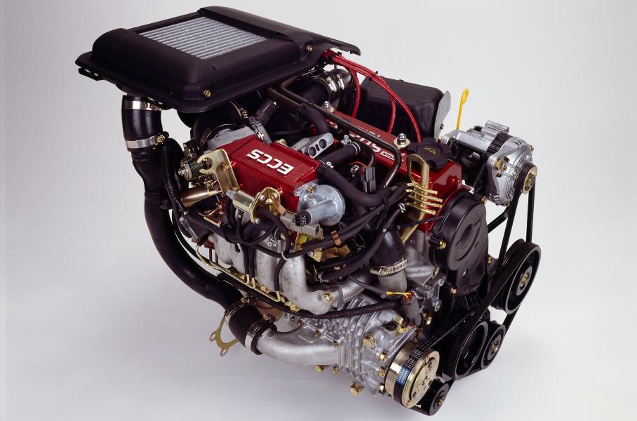 Уникальный двигатель Nissan MA09ERT: внизу видно оребрённый корпус нагнетателя Roots, на противоположной стороне — турбина