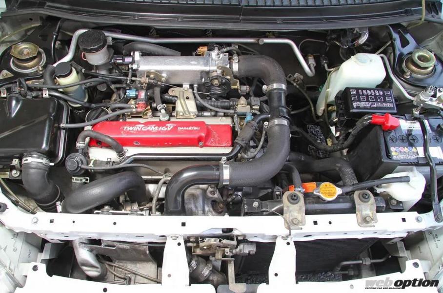 Малообъёмный турбомоторчик штатно оснащался коваными поршнями и коленвалом, так что «выдуть» из него можно и заметно больше 120 сил. Фронтальный интеркулер — с системой орошения, словно на Subaru Impreza WRX STI Type-RA