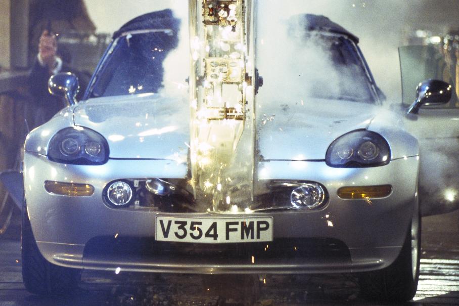 К счастью, ни одной настоящей Z8 при съемках не пострадало — да и физически не могло, потому что модель просто не была готова. Баварцы успели передать киношникам только один глубоко предсерийный прототип для статичных кадров, а все остальное делали специально построенные «дублеры», не имевшие вообще никакого отношения к BMW.