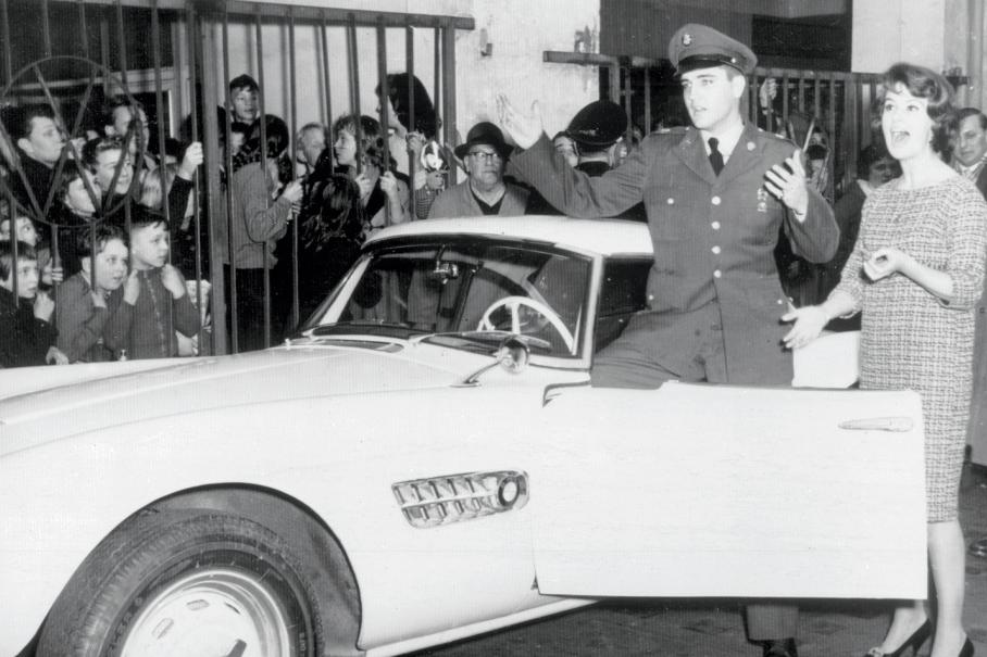 Когда дебютировала серийная версия Z8, BMW 507 в идеальном состоянии можно было купить за 300 или 400 тысяч долларов. Но сегодня цены стартуют где-то от двух миллионов, а экземпляр, принадлежавший знаменитому гонщику Джону Сертизу, в 2018 году был продан аж за пять миллионов. А самым знаменитым владельцем BMW 507, пожалуй, был Элвис Пресли. Его автомобиль отреставрировали в 2016 году.