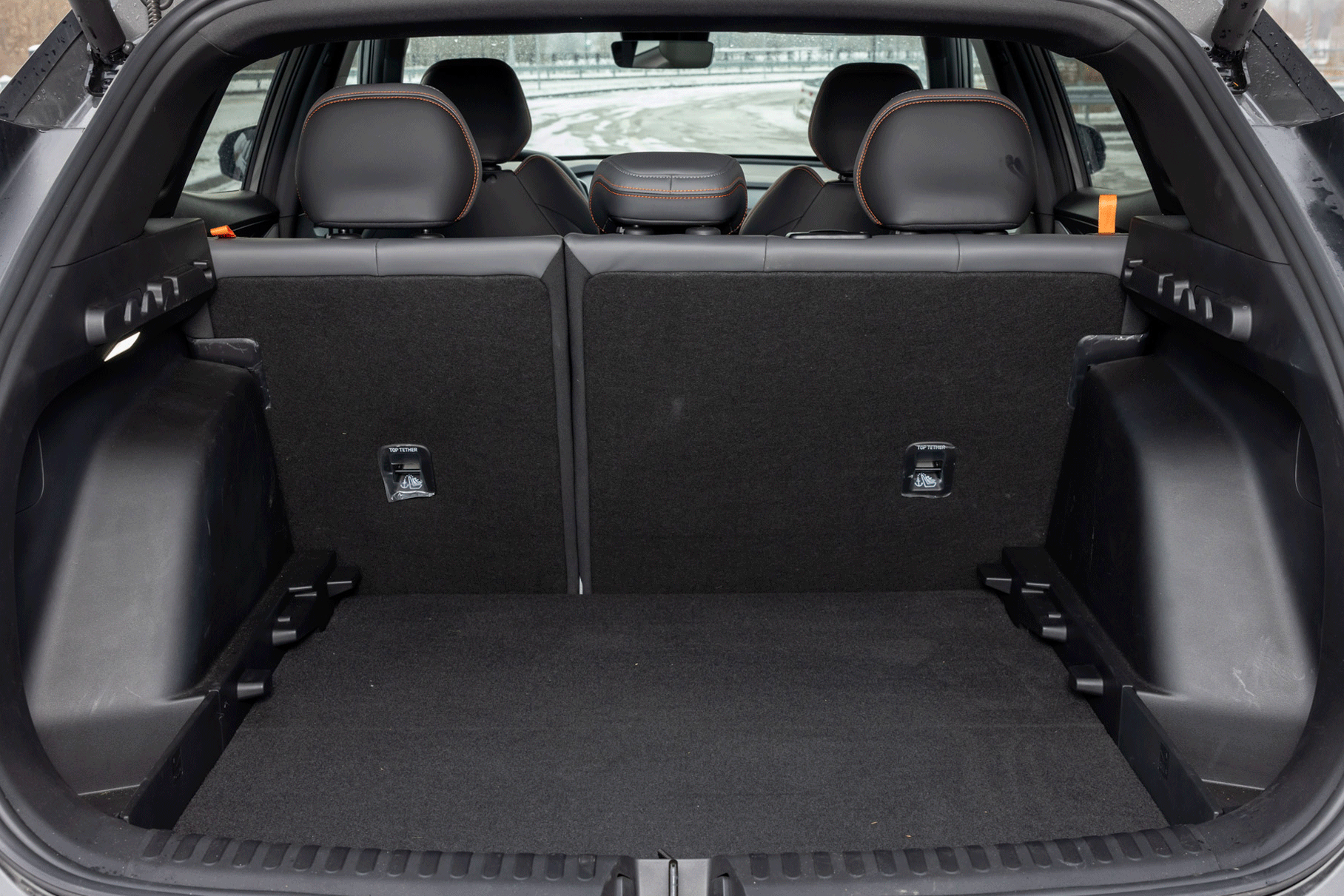 Багажник устроен грамотно благодаря двухуровневому полу, удобной форме отсека и наличию боковых карманов и шторки (последняя всё чаще становится роскошью в китайских моделях)