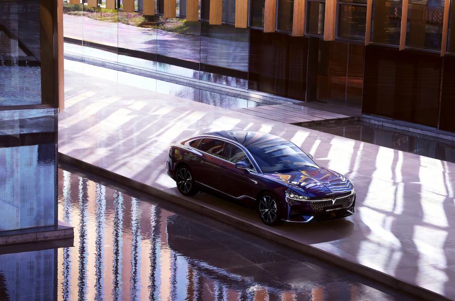 Раскрыты сроки запуска и примерная цена гибрида Voyah Passion в России