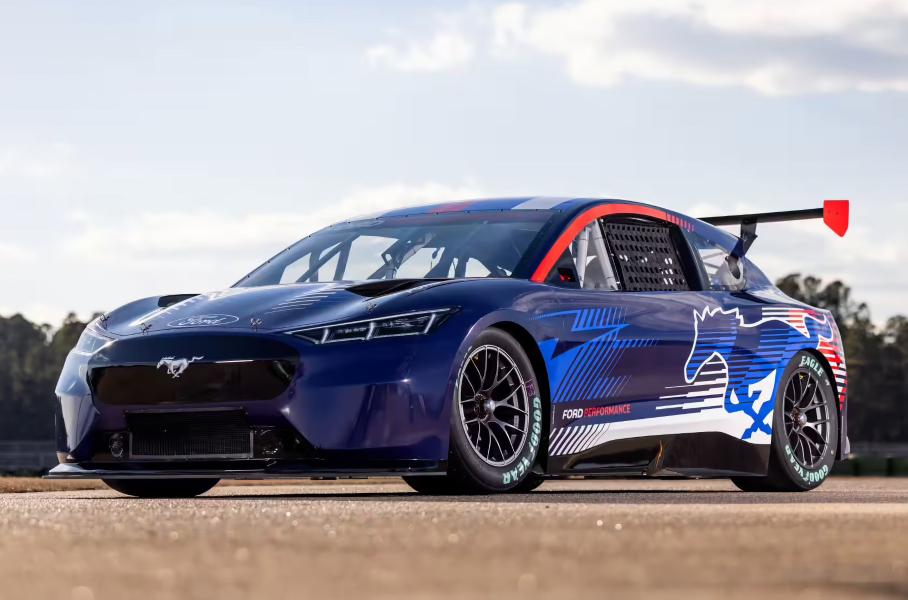 Ford Mustang Mach-E превратили в трехмоторый гоночный прототип