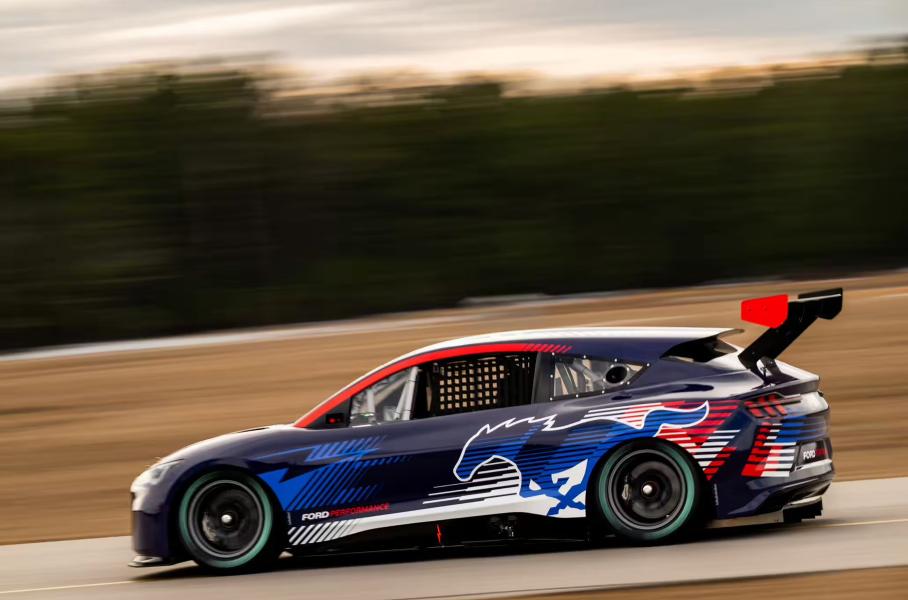 Ford Mustang Mach-E превратили в трехмоторый гоночный прототип