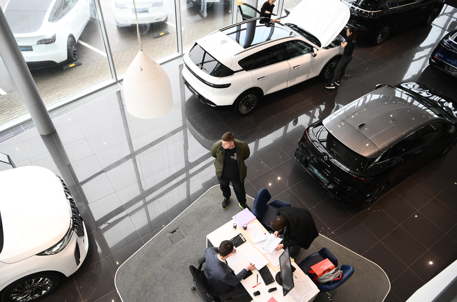 Продажи новых автомобилей в России упали на 27 процентов