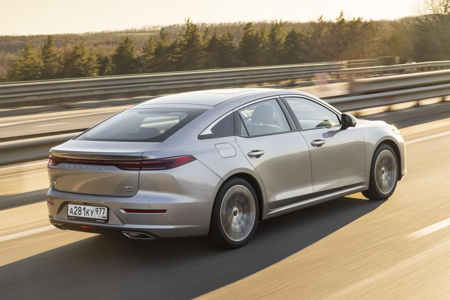 Шумоизоляция арок у лифтбэков обычно уступает таковой у седанов в силу особенностей конструкции двухобъёмного кузова. Но даже с поправкой на это в салоне B70 стоит слишком громкий гул шин, а в дополнение на одной из тестовых машин дребезжала полка багажного отделения