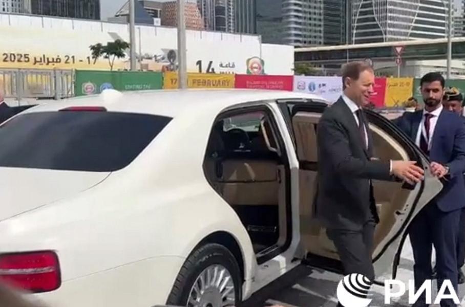 В Эмиратах делегацию России встретил белый Aurus с арабскими номерами